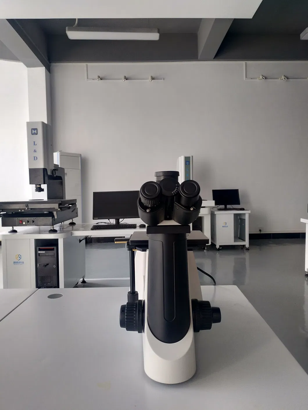 Manual Routine Metallurgical Microscope with Plan Achromatic Objective (LIM-302)